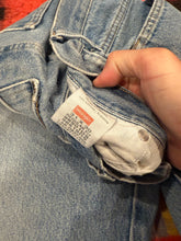 Load image into Gallery viewer, Vintage Y2K Wrangler Lightwash Jeans (31x30)