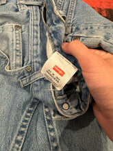 Load image into Gallery viewer, Vintage 2000s Lightwash Wrangler Jeans (30x30)
