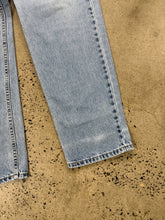 Load image into Gallery viewer, Vintage 2002 Levi’s 550 Jeans (34x31)