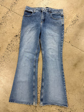 Load image into Gallery viewer, Vintage Women’s LEI Flare Jeans (32x32)