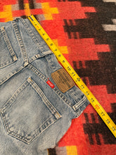 Load image into Gallery viewer, Vintage 2000s Wrangler Lightwash Jeans (30x30)