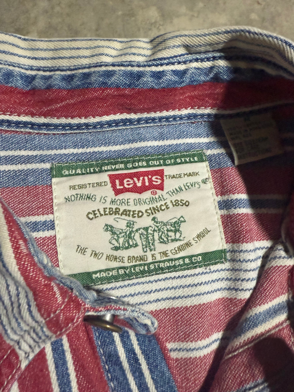 Vintage Levi’s Striped Button Up Shirt (M)