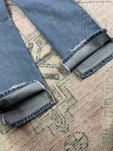 Load image into Gallery viewer, Vintage Jones Wear Distressed Jeans (31x31)
