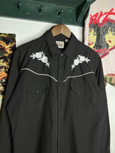 Load image into Gallery viewer, Vintage 90s Rose Pearl Snap Shirt (L)
