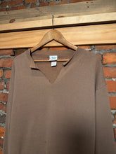 Load image into Gallery viewer, Vintage Artisans Brown Cut Collar Crewneck (M)
