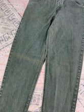 Load image into Gallery viewer, Vintage Green Levi’s 550 Jeans (30x32)

