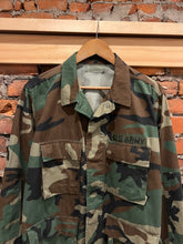 Load image into Gallery viewer, Vintage Camo Button Up Jacket (M)
