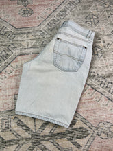 Load image into Gallery viewer, Vintage Structure Jeans Lightwash Jean Shorts (31)
