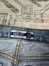 Load image into Gallery viewer, Vintage Gap Lightwash Jeans (31x30.5)
