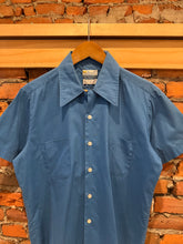 Load image into Gallery viewer, True Vintage Grants Menswear Blue Loop Collar Button Up Shirt (M)
