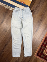 Load image into Gallery viewer, Vintage Capezio Lightwash Womens Jeans (7, 25 x 30)
